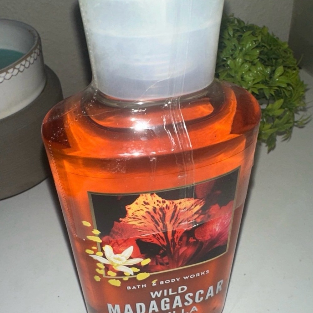 Bath & Body Works Wild Madagascar Vanilla Body Wash - Orange